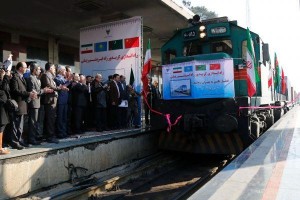 伊朗官员15日在德黑兰中心火车站迎接从中国开来的货运列车